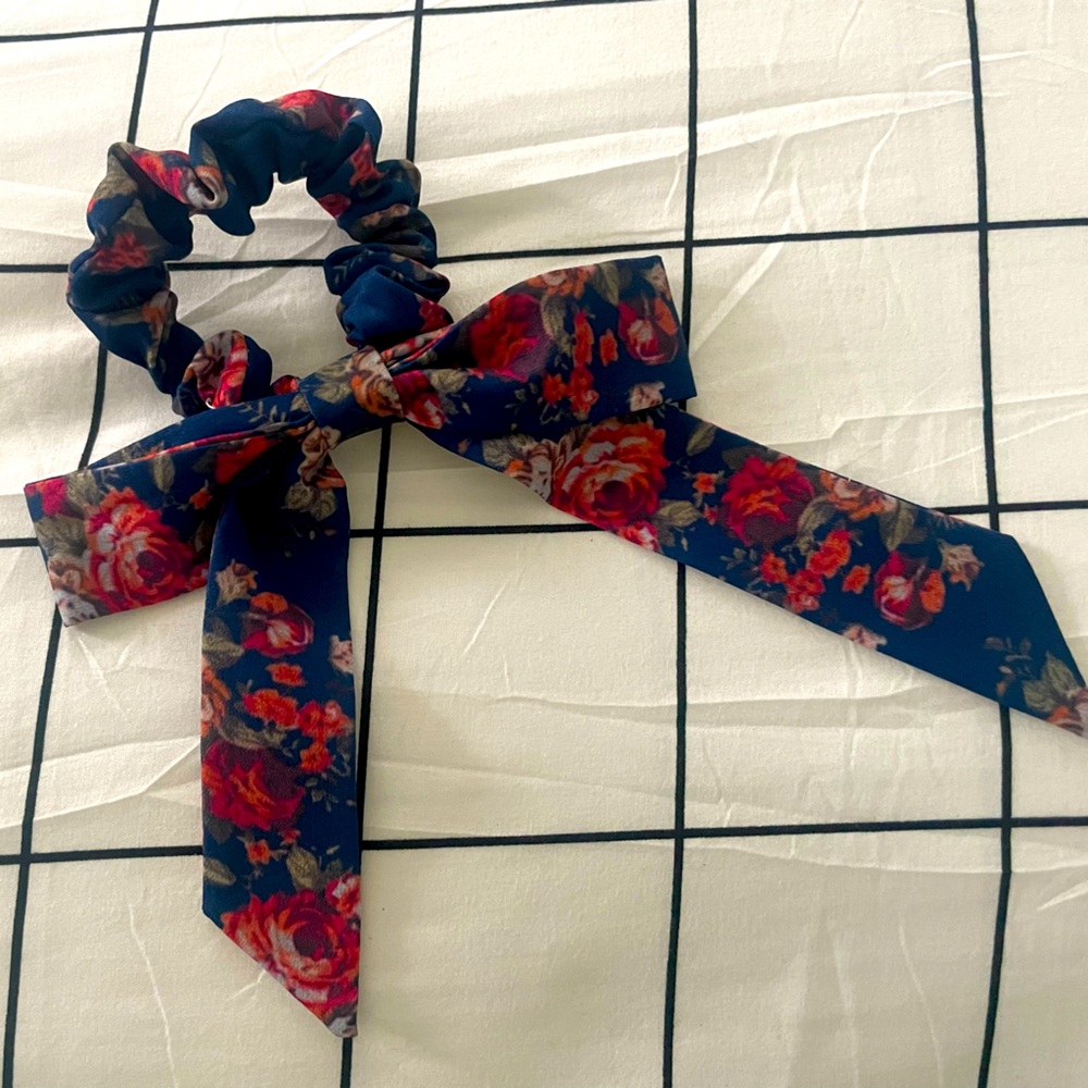 NWOT Free People petite and feminine flowered scrunchie bow.